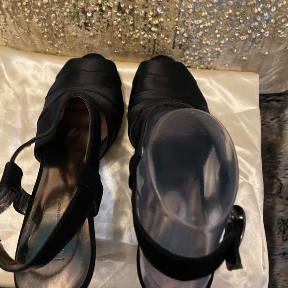 Like new! Macy's International Satin Black 4 inch Heels size 7.5 - Picture 5 of 13